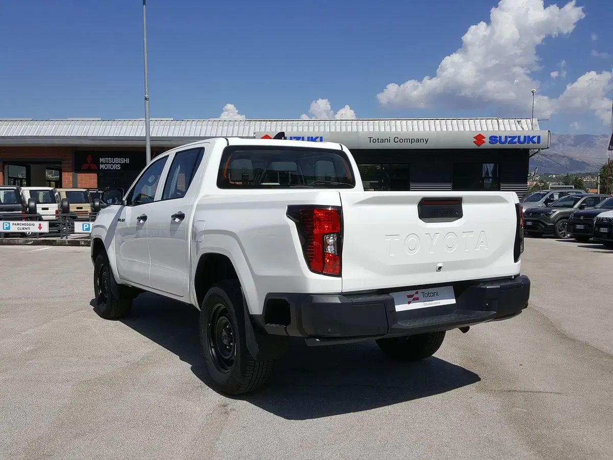 Toyota Hilux nuova a L'Aquila (12)