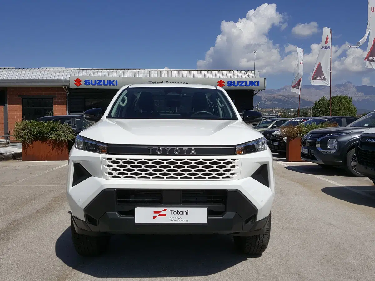 Toyota Hilux nuova a L'Aquila (2)