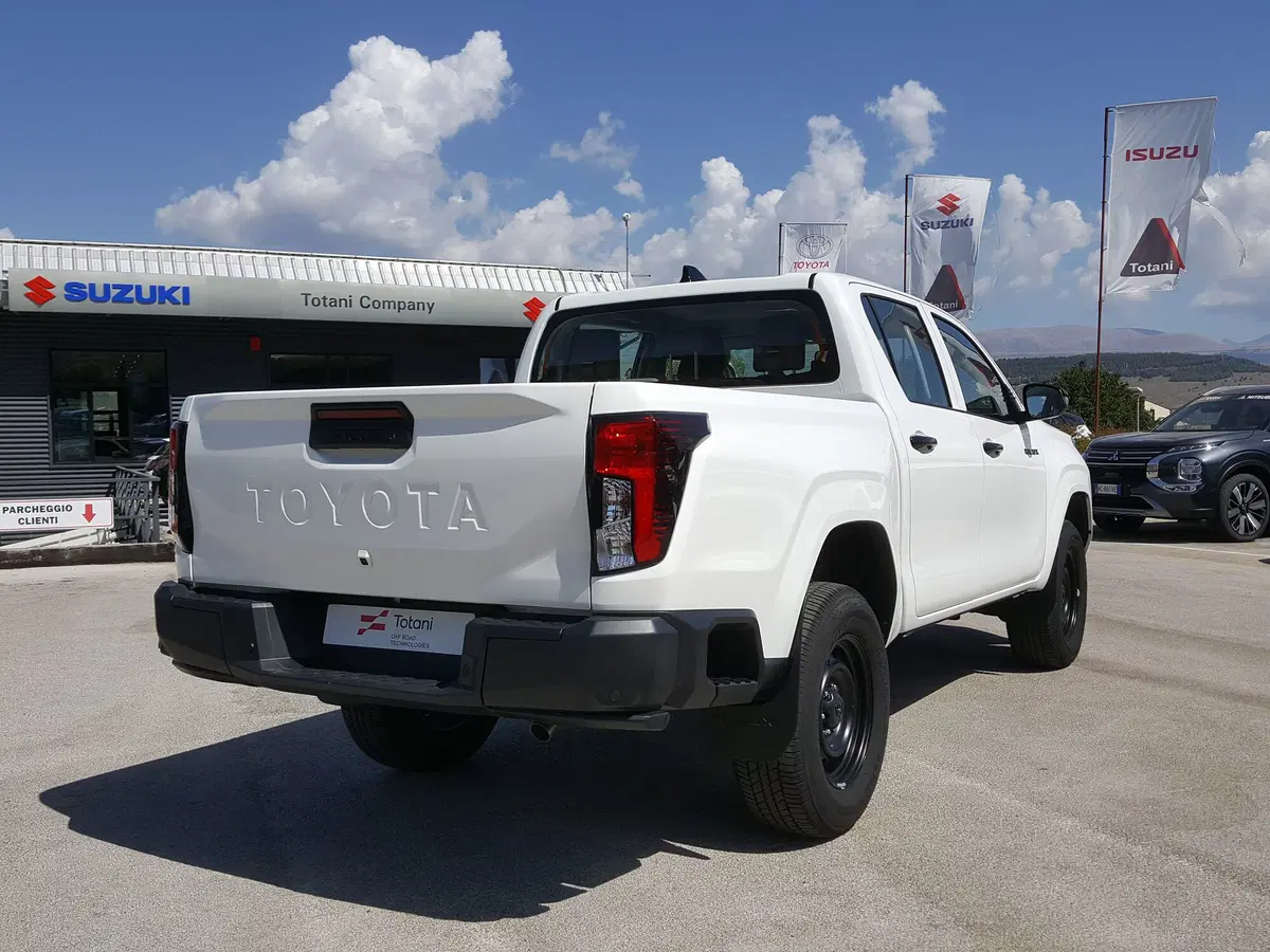 Toyota Hilux nuova a L'Aquila (8)
