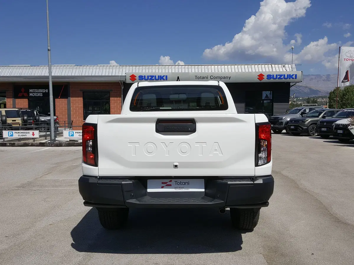 Toyota Hilux nuova a L'Aquila (9)