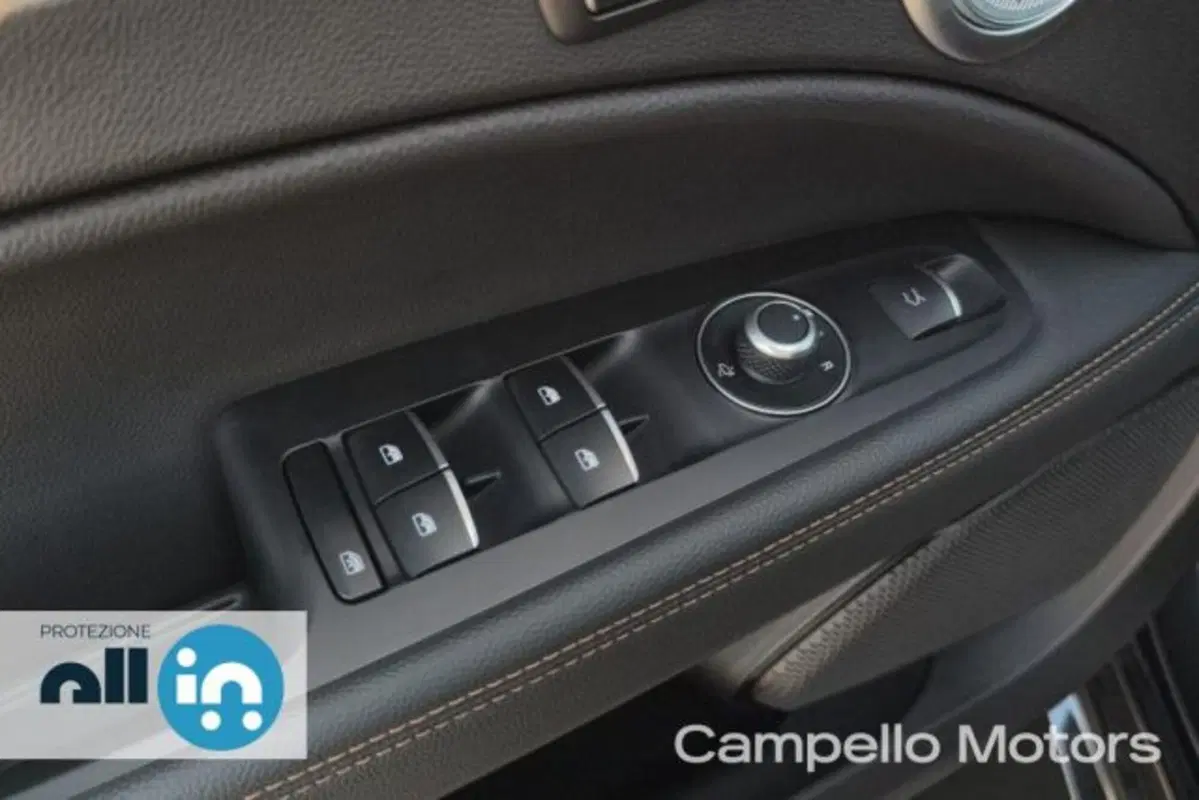 Alfa Romeo Stelvio usata a Venezia (17)