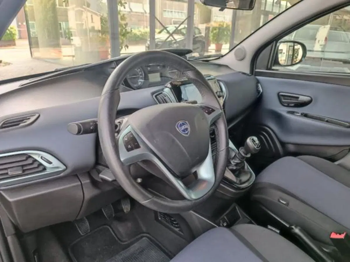 Lancia Ypsilon usata a Pisa (14)