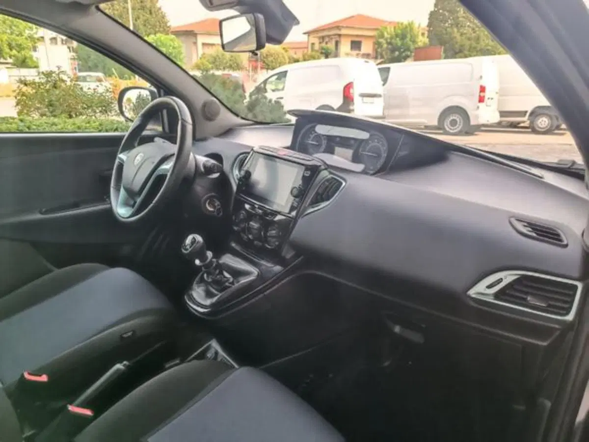 Lancia Ypsilon usata a Pisa (4)