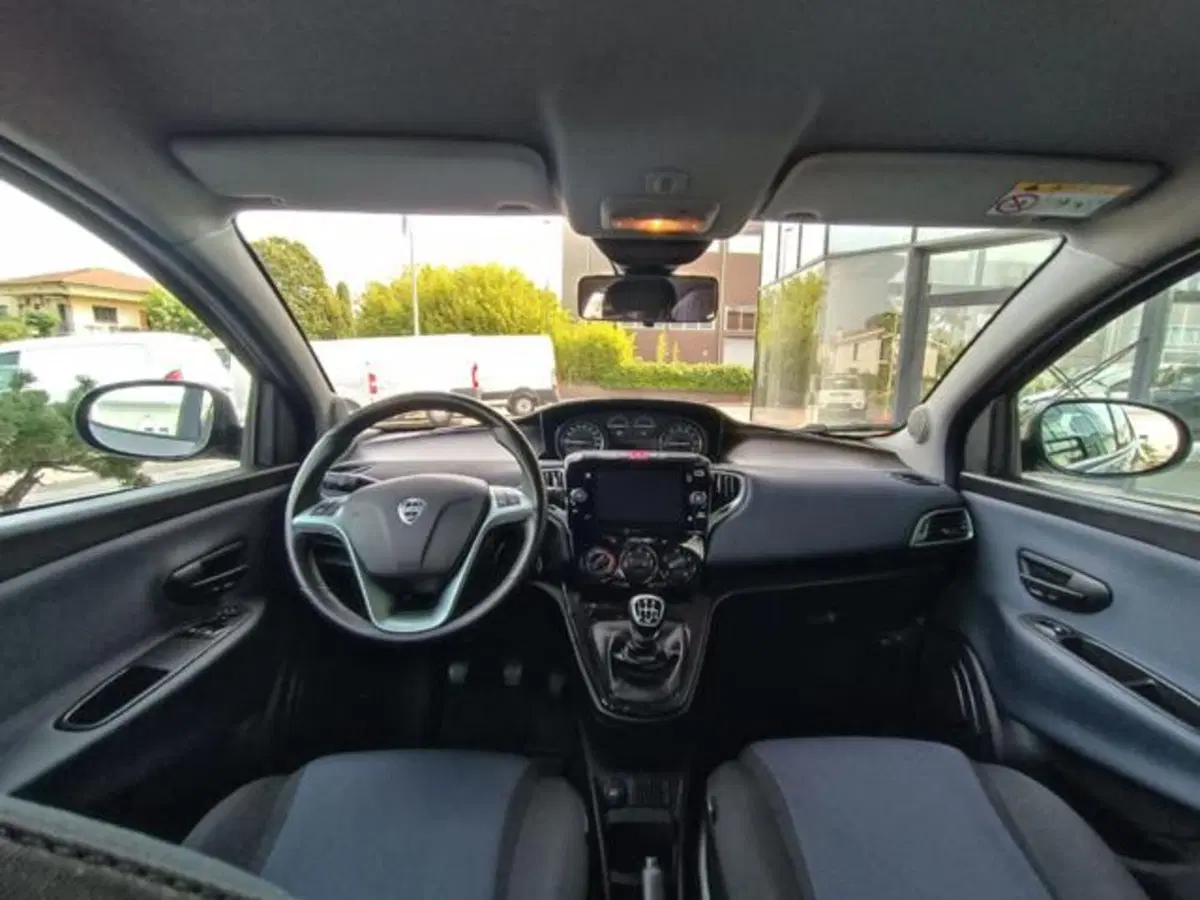 Lancia Ypsilon usata a Pisa (9)