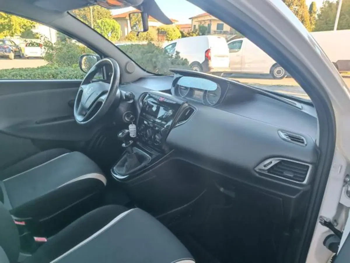 Lancia Ypsilon usata a Pisa (11)