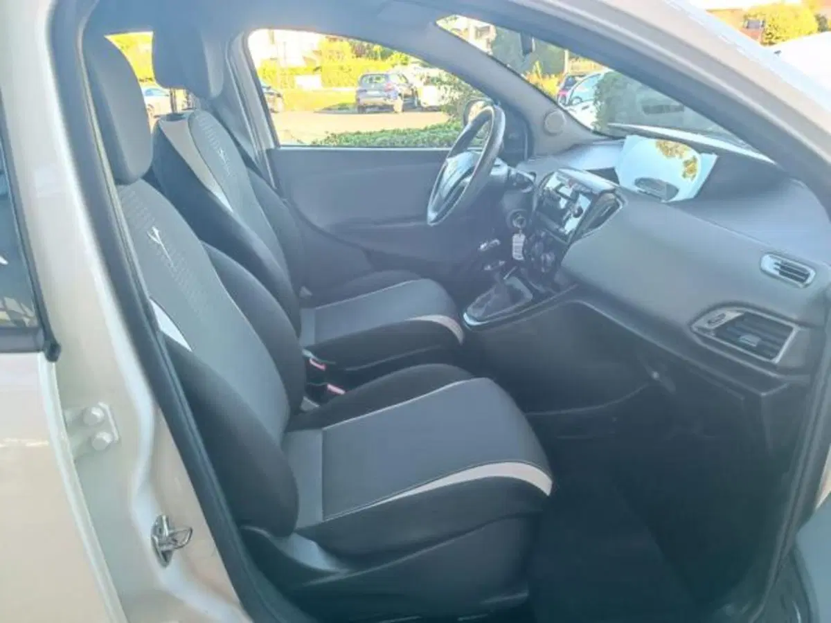 Lancia Ypsilon usata a Pisa (12)