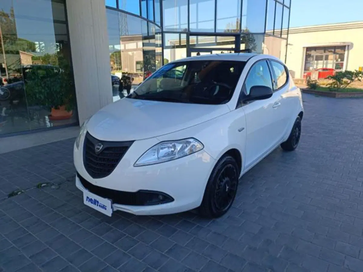 Lancia Ypsilon usata a Pisa (3)