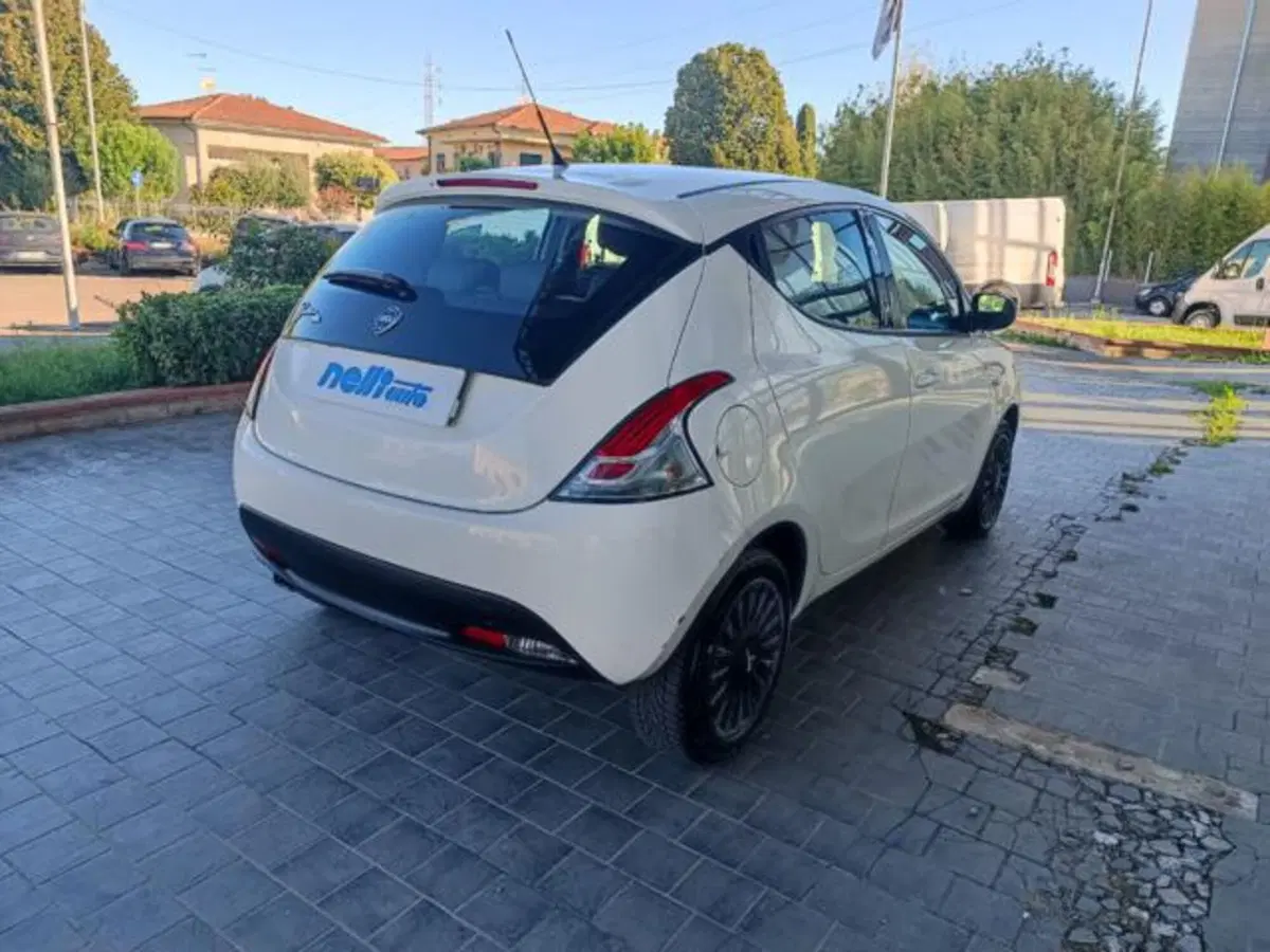 Lancia Ypsilon usata a Pisa (7)