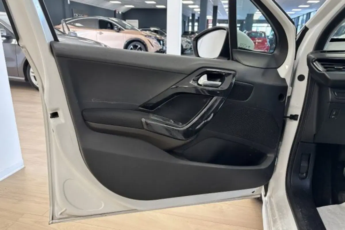 Peugeot 208 usata a Latina (12)