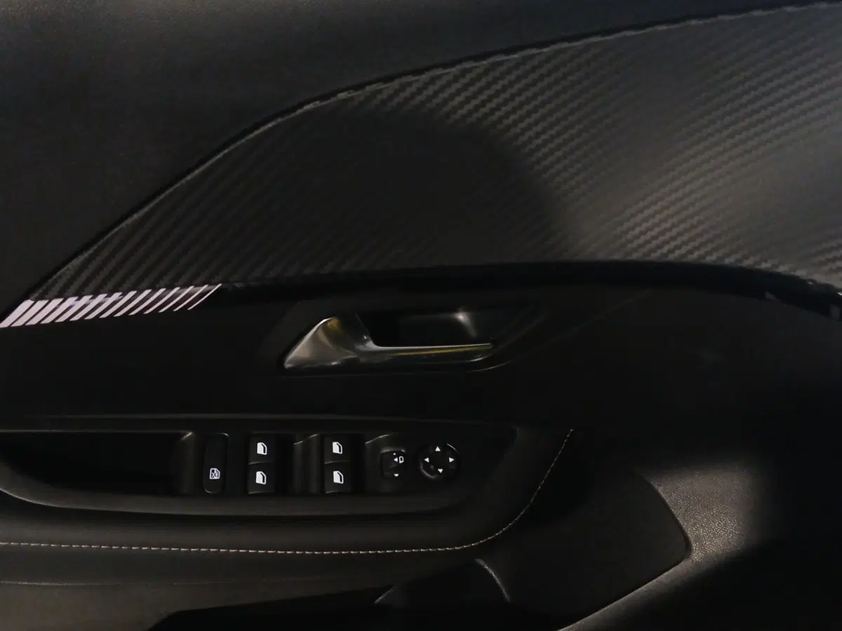 Peugeot 208 nuova a Genova (12)