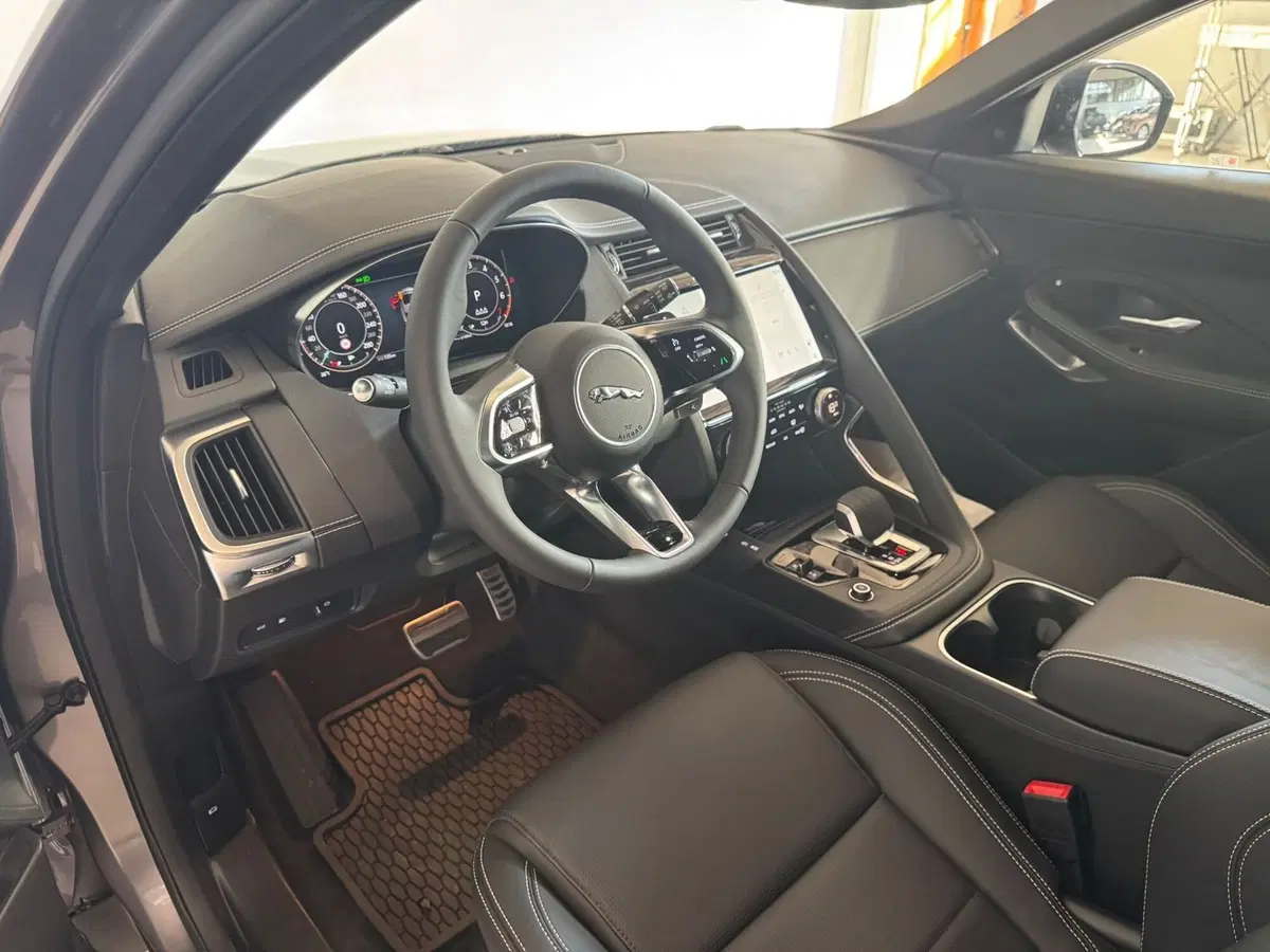 Jaguar E-Pace nuova a Monza e Brianza (13)
