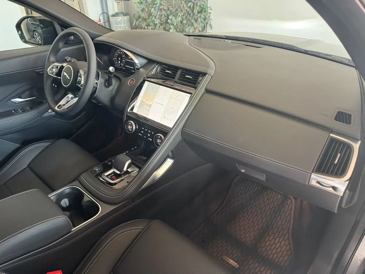 Jaguar E-Pace nuova a Monza e Brianza (15)