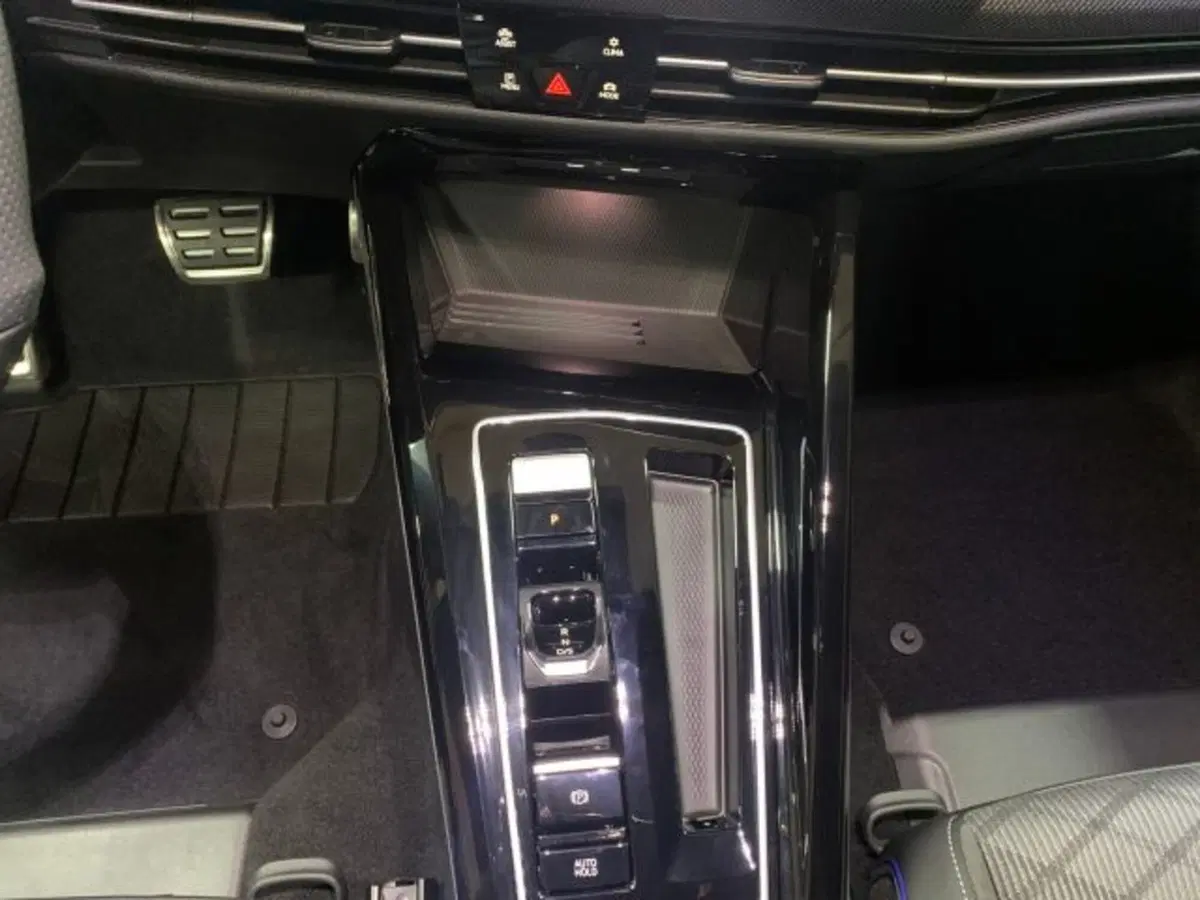 Volkswagen Golf Variant nuova a Vicenza (11)