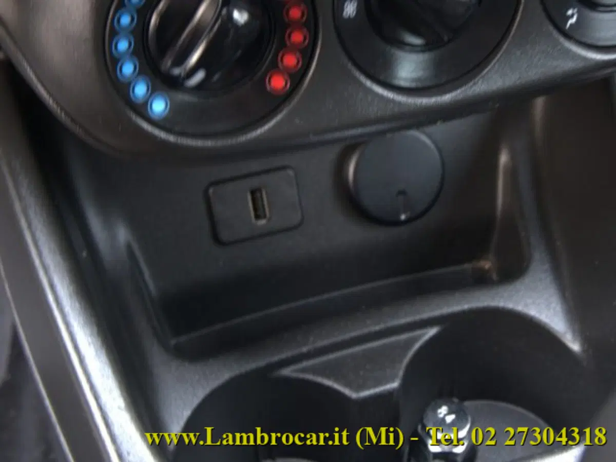 Opel Corsa usata a Milano (9)