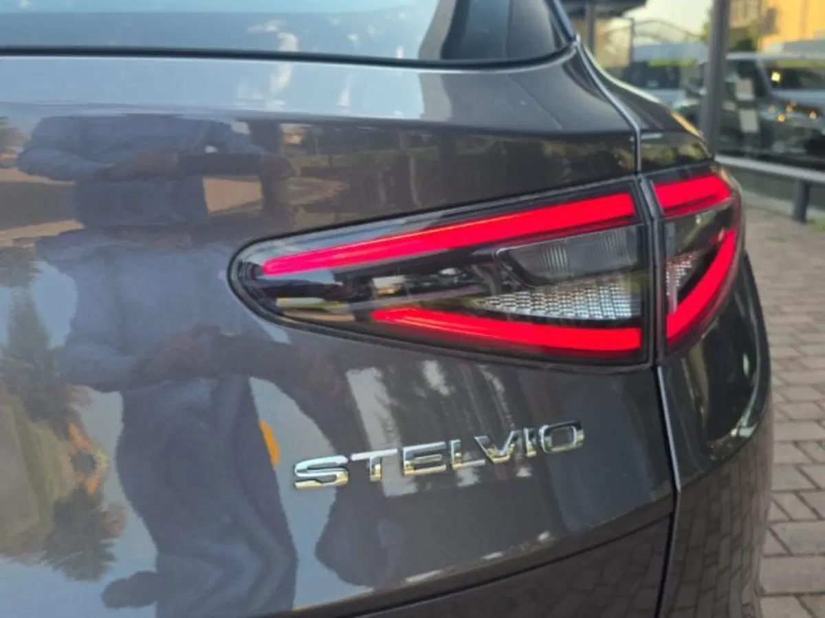 Alfa Romeo Stelvio nuova a Monza e Brianza (15)