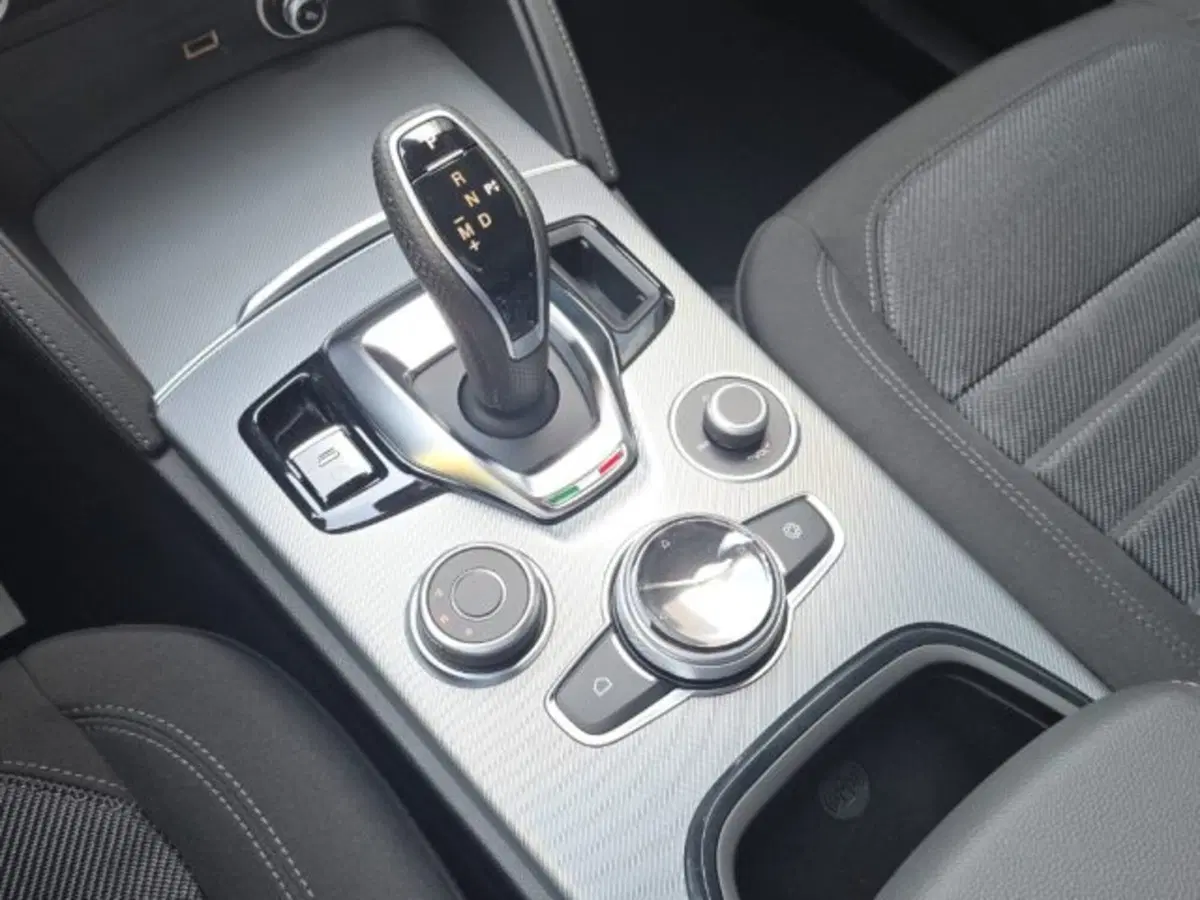 Alfa Romeo Stelvio nuova a Monza e Brianza (18)