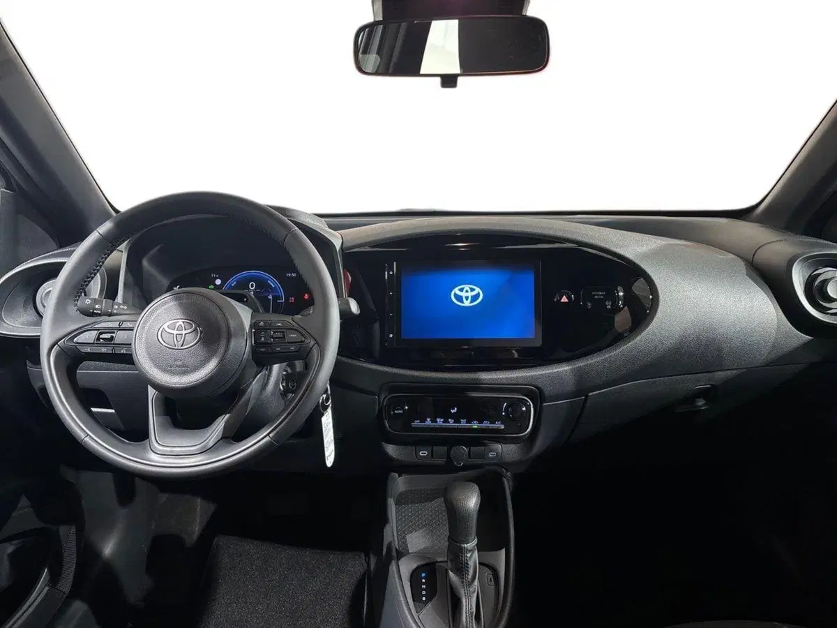 Toyota Aygo X nuova a Lecco (8)