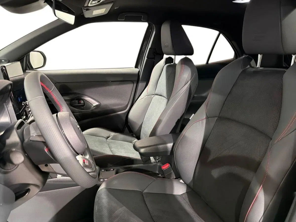 Toyota Yaris Cross nuova a Lecco (10)
