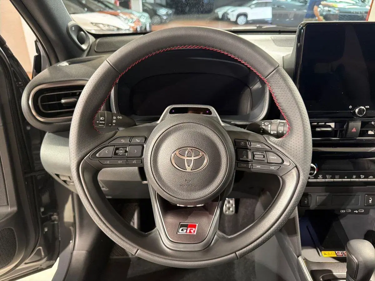Toyota Yaris Cross nuova a Lecco (15)
