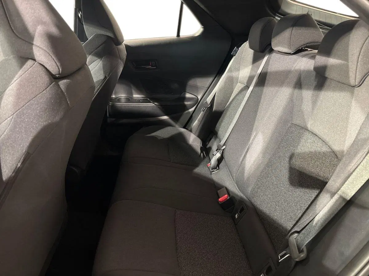 Toyota Toyota C-HR nuova a Lecco (11)