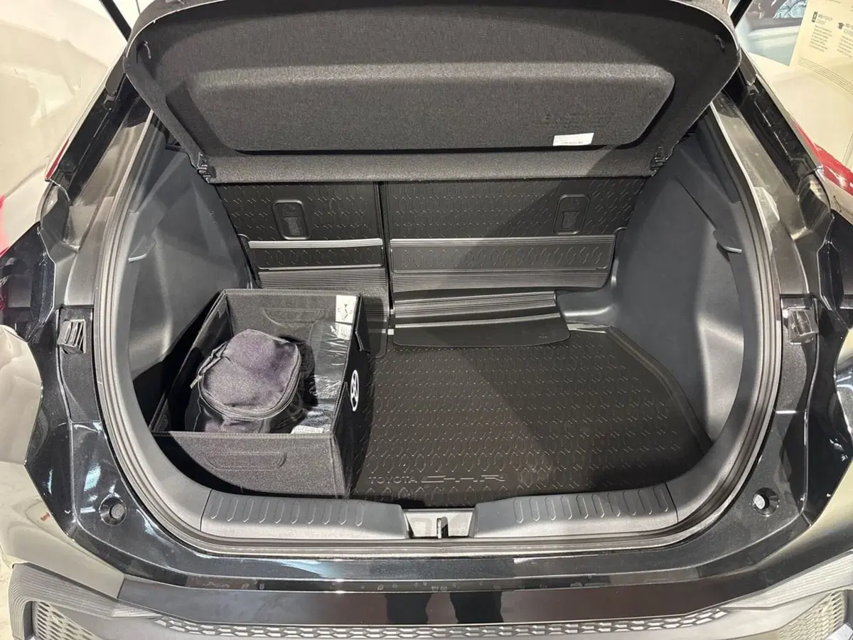 Toyota Toyota C-HR nuova a Lecco (12)