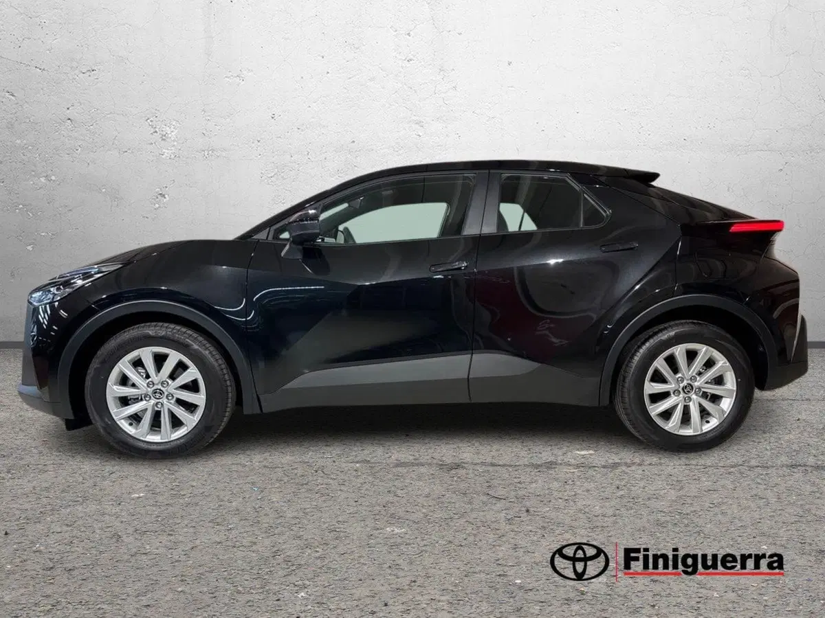 Toyota Toyota C-HR nuova a Lecco (6)