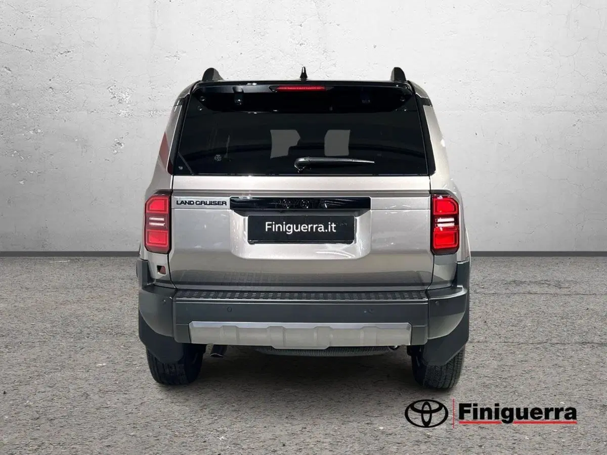 Toyota Land Cruiser nuova a Lecco (3)