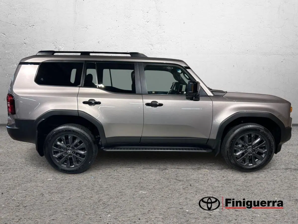 Toyota Land Cruiser nuova a Lecco (5)