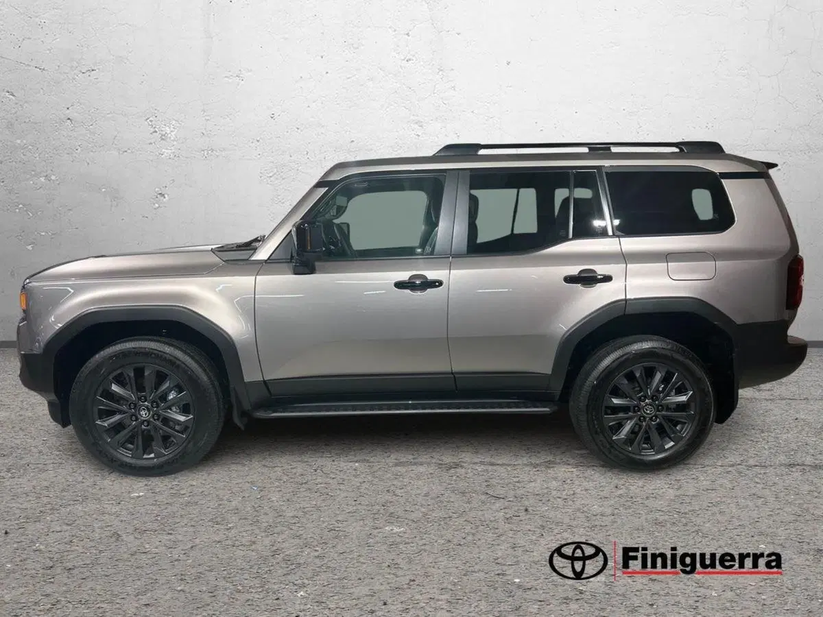 Toyota Land Cruiser nuova a Lecco (6)