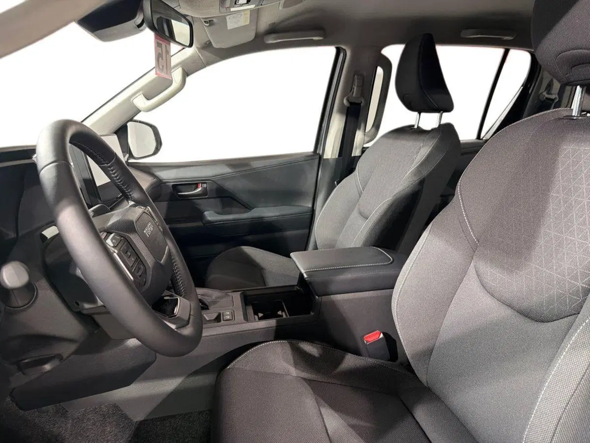 Toyota Hilux nuova a Lecco (10)