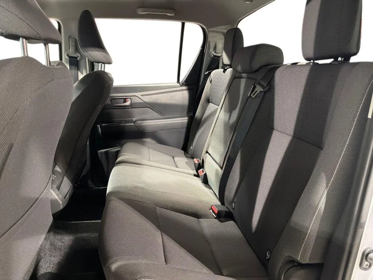 Toyota Hilux nuova a Lecco (11)