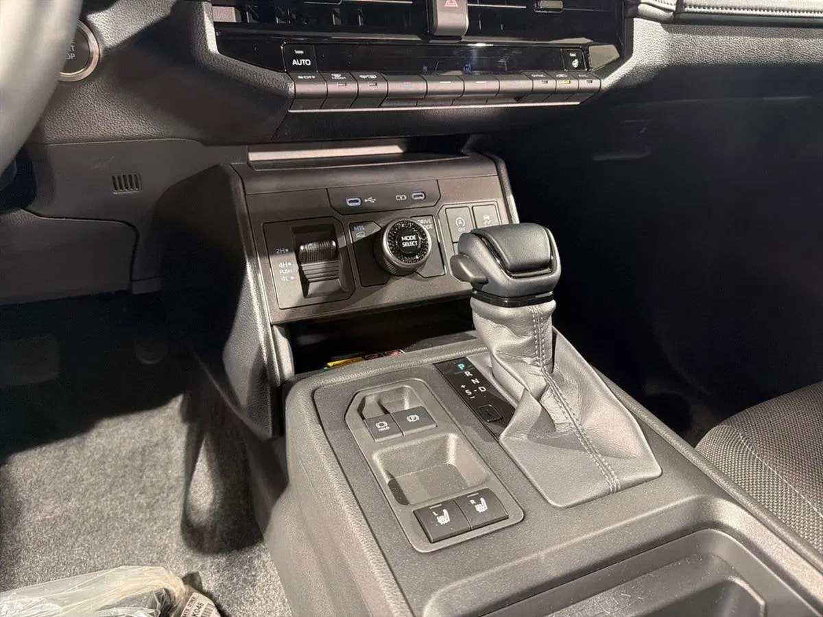 Toyota Hilux nuova a Lecco (14)