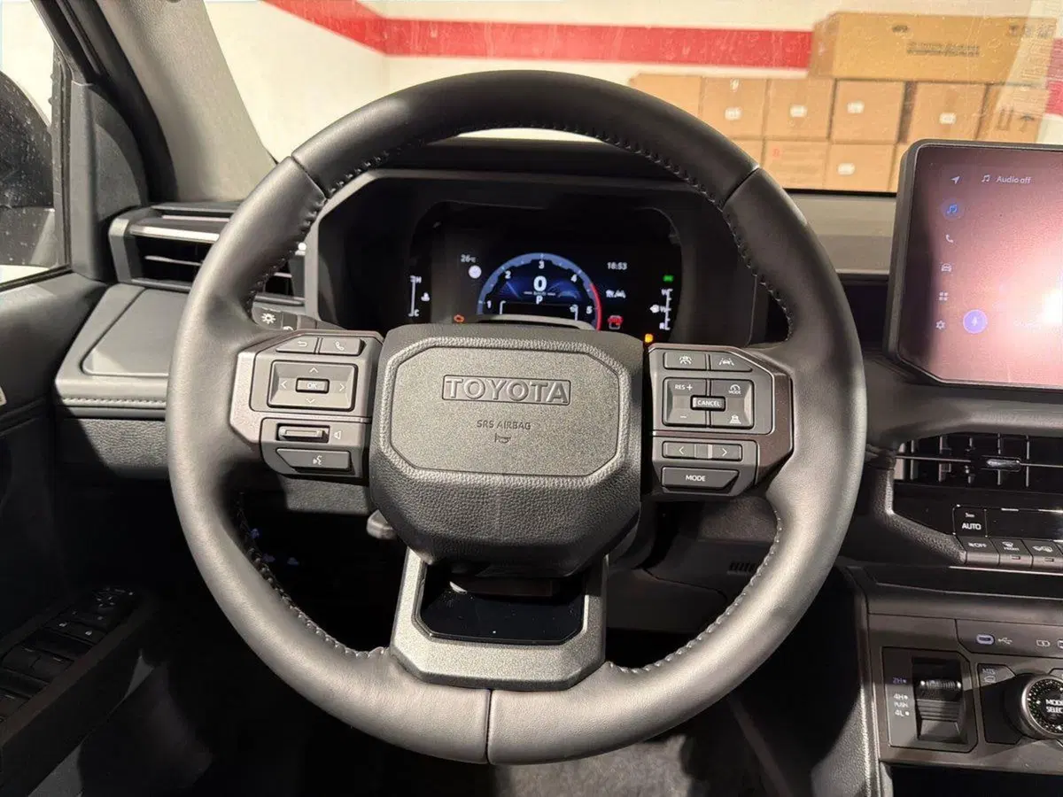 Toyota Hilux nuova a Lecco (15)