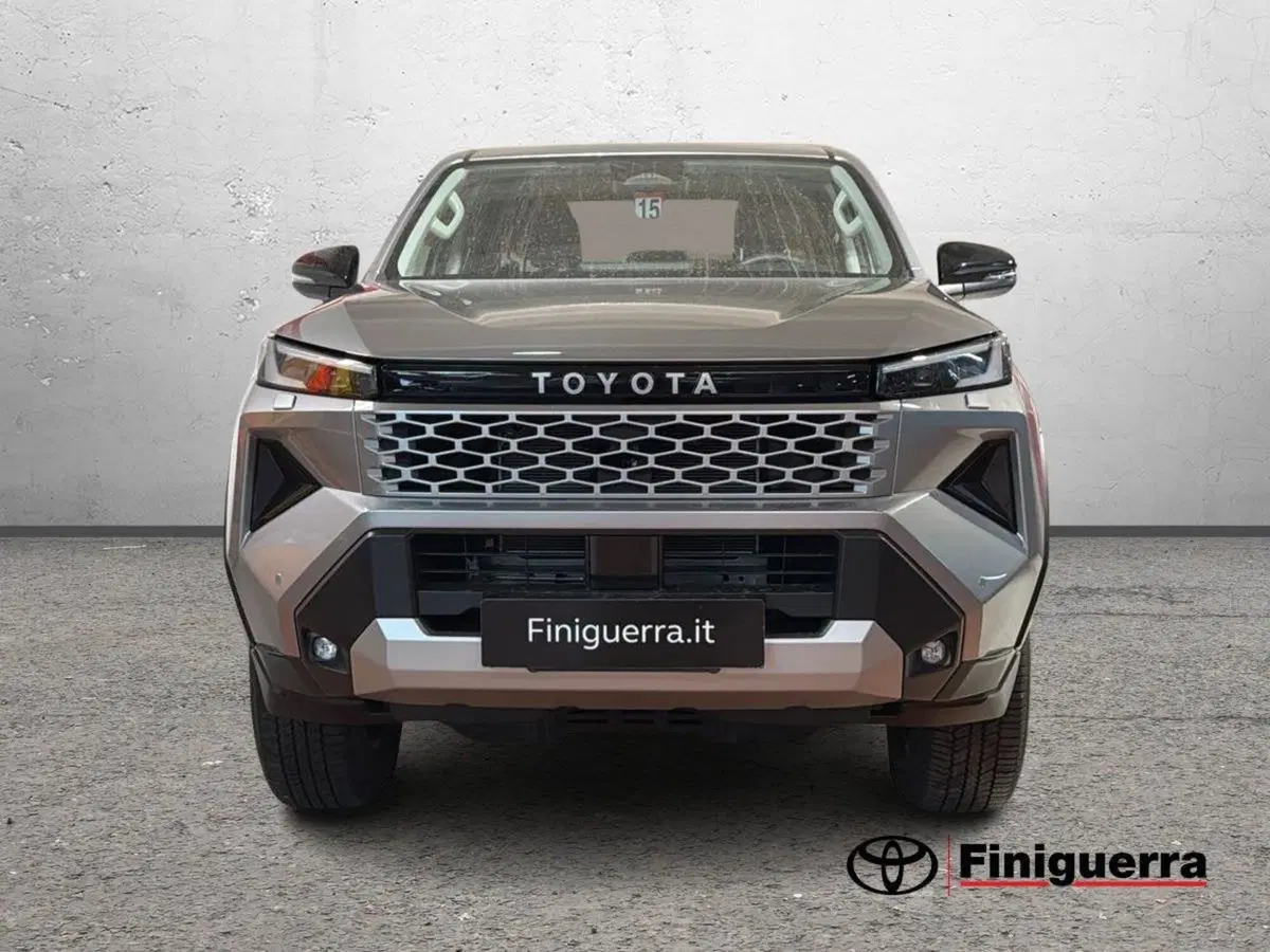 Toyota Hilux nuova a Lecco (2)
