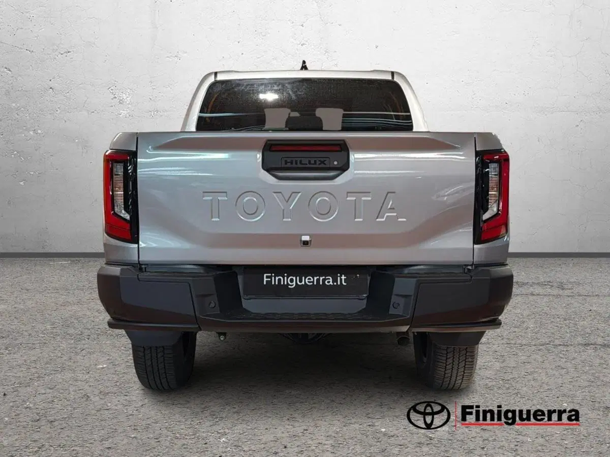 Toyota Hilux nuova a Lecco (3)