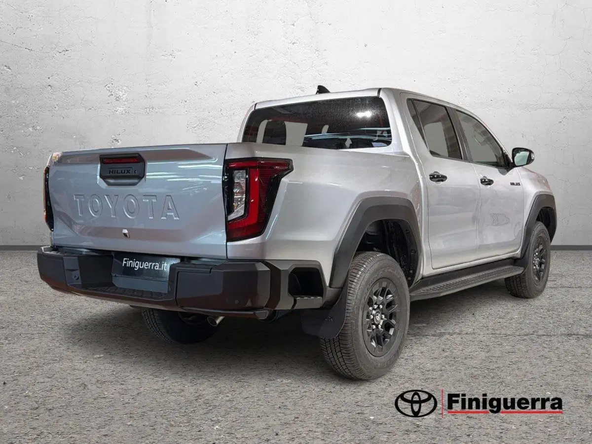 Toyota Hilux nuova a Lecco (4)