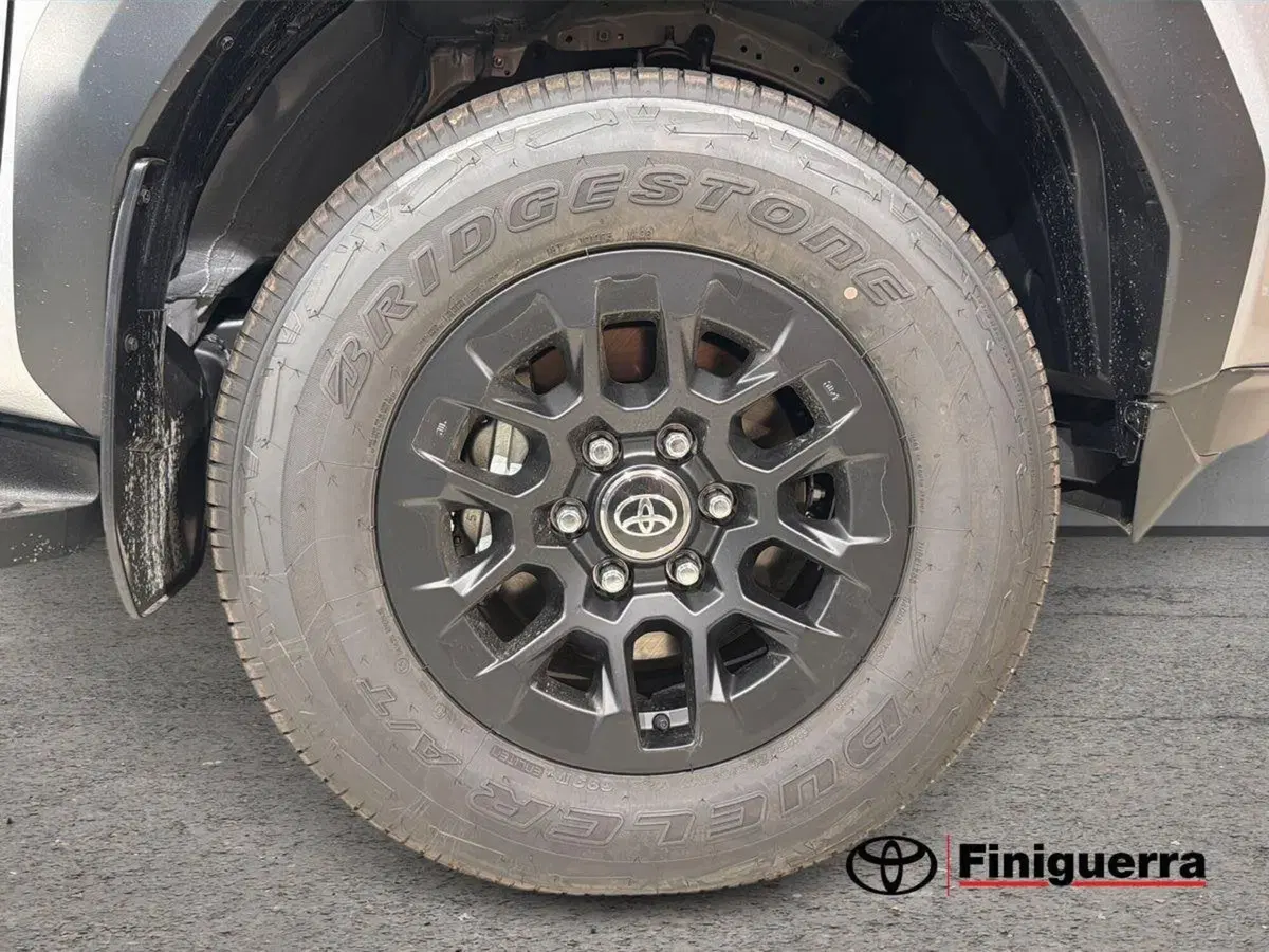 Toyota Hilux nuova a Lecco (7)