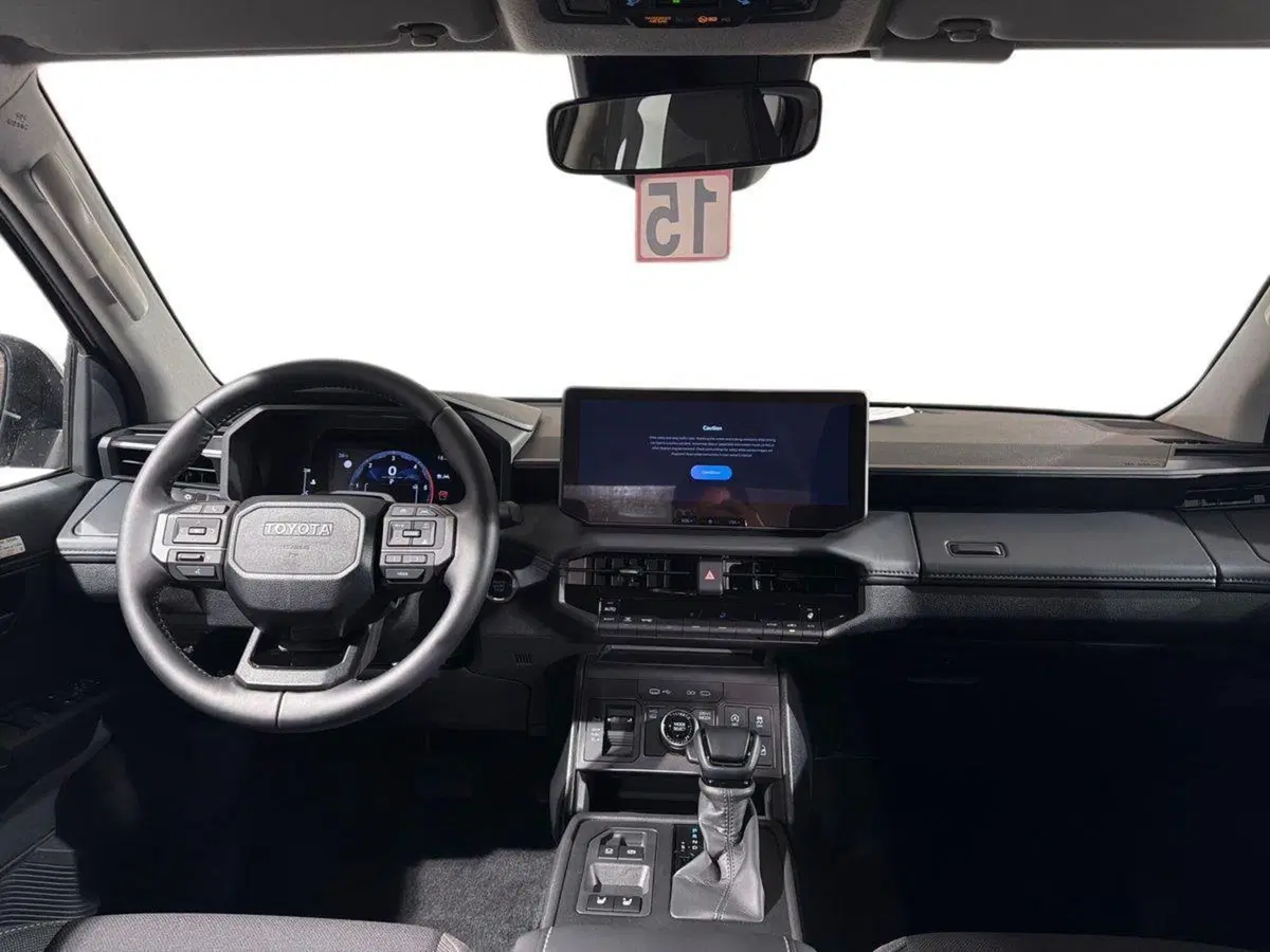 Toyota Hilux nuova a Lecco (8)