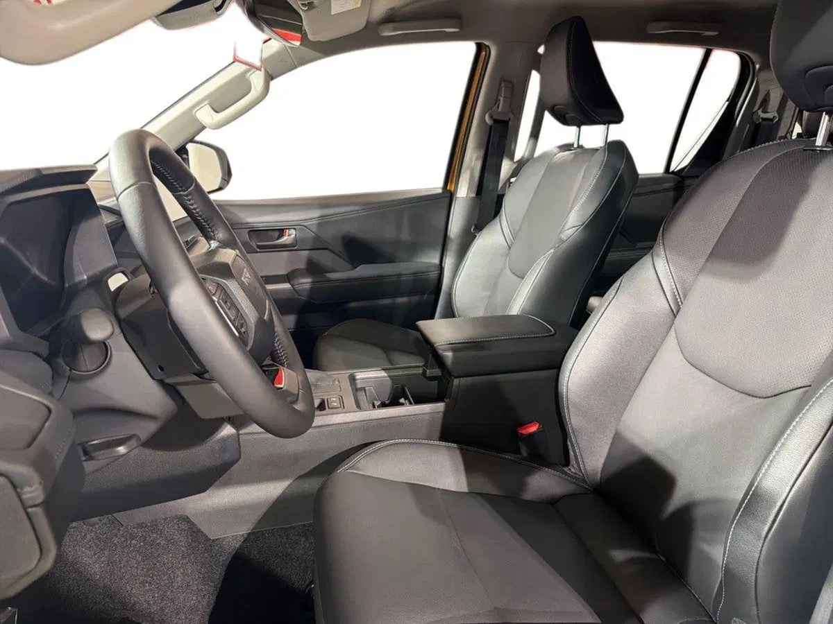 Toyota Hilux nuova a Lecco (10)