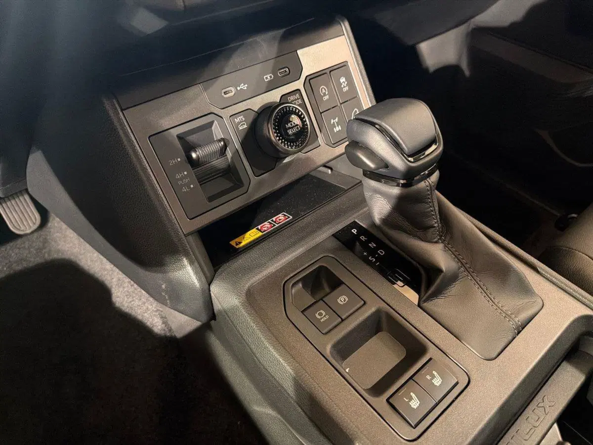 Toyota Hilux nuova a Lecco (14)