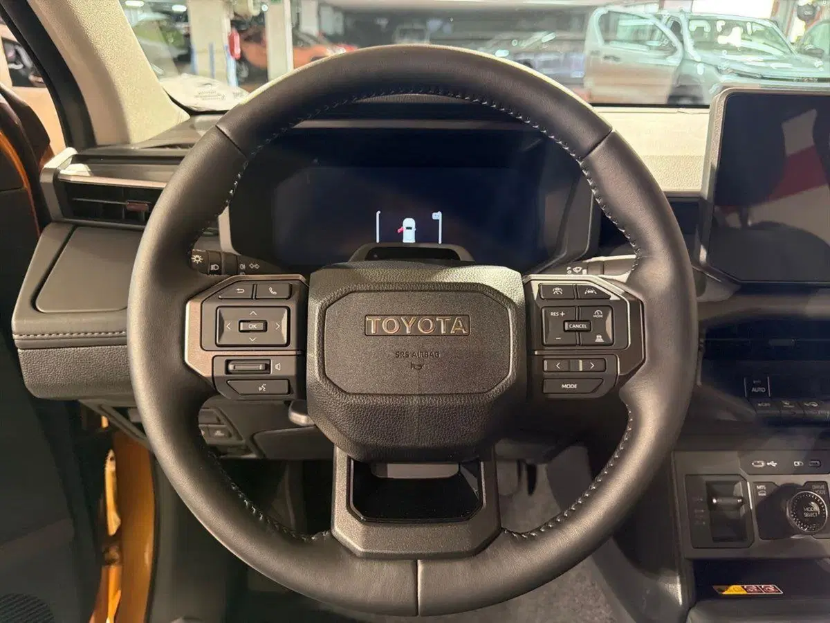 Toyota Hilux nuova a Lecco (15)