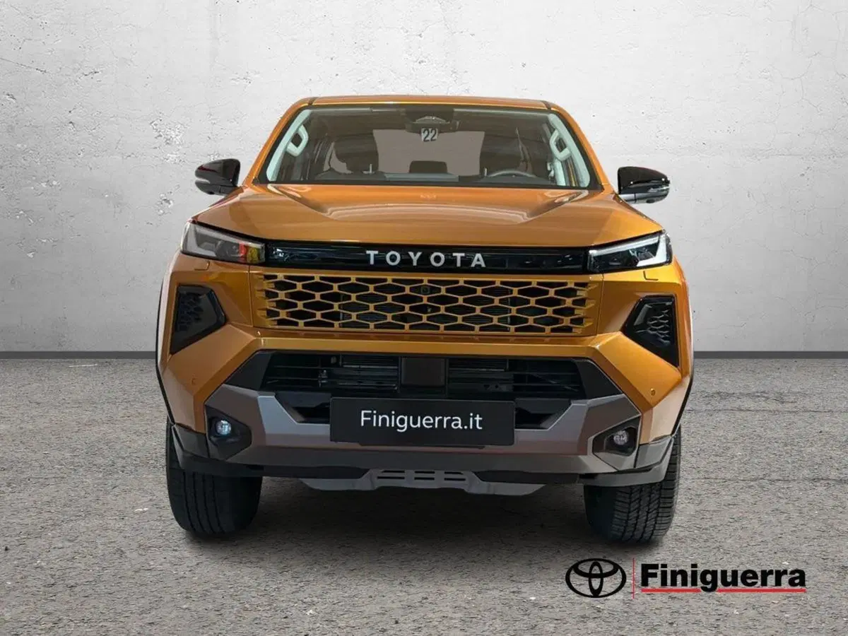 Toyota Hilux nuova a Lecco (2)
