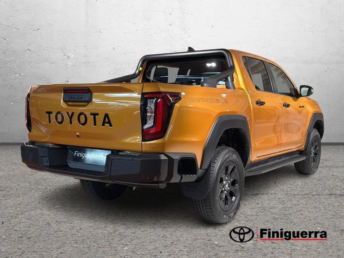 Toyota Hilux nuova a Lecco (4)
