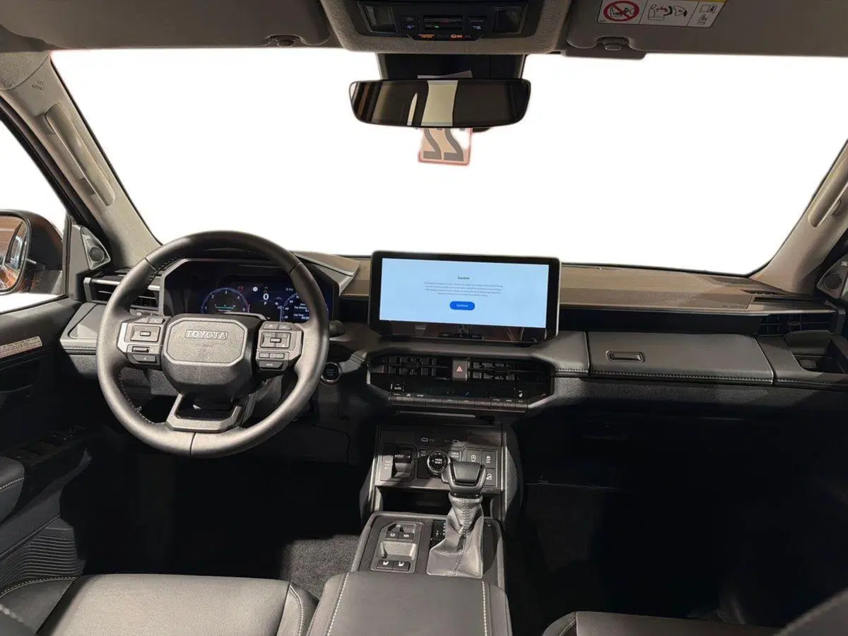 Toyota Hilux nuova a Lecco (8)