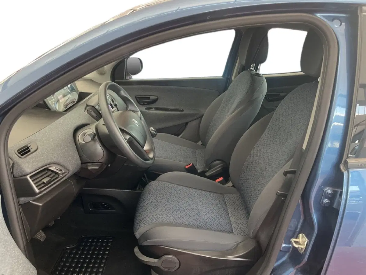 Lancia Ypsilon usata a Torino (8)