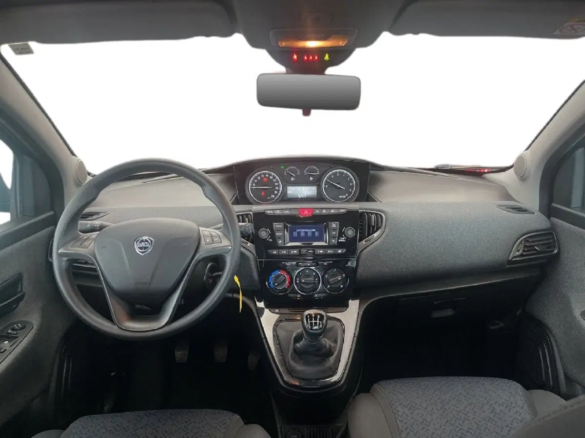 Lancia Ypsilon usata a Torino (9)