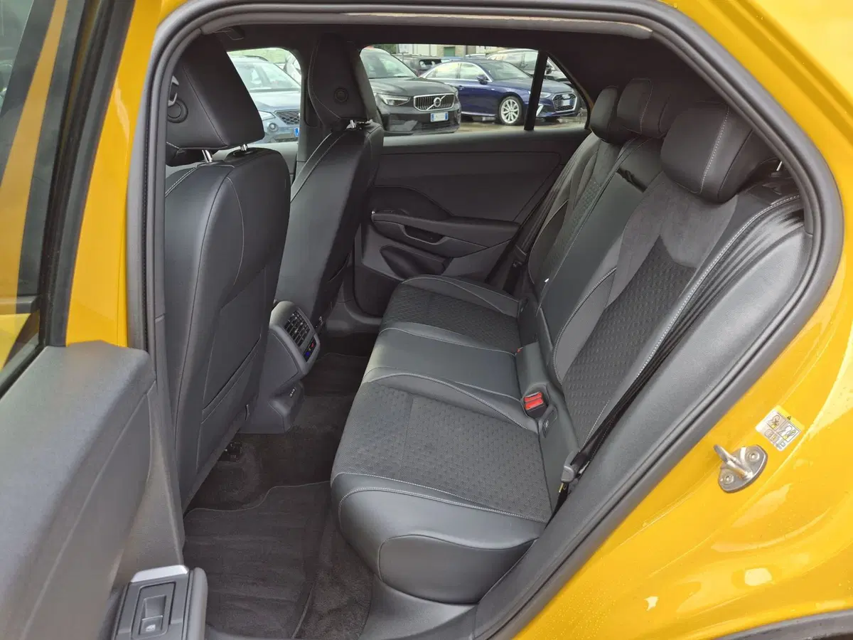 Volkswagen T-Roc usata  (7)