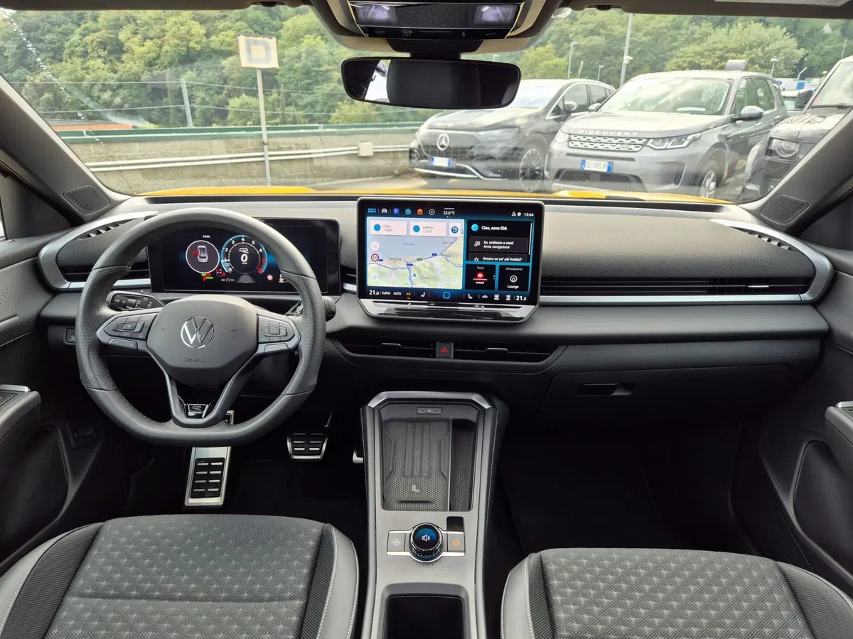 Volkswagen T-Roc usata  (8)