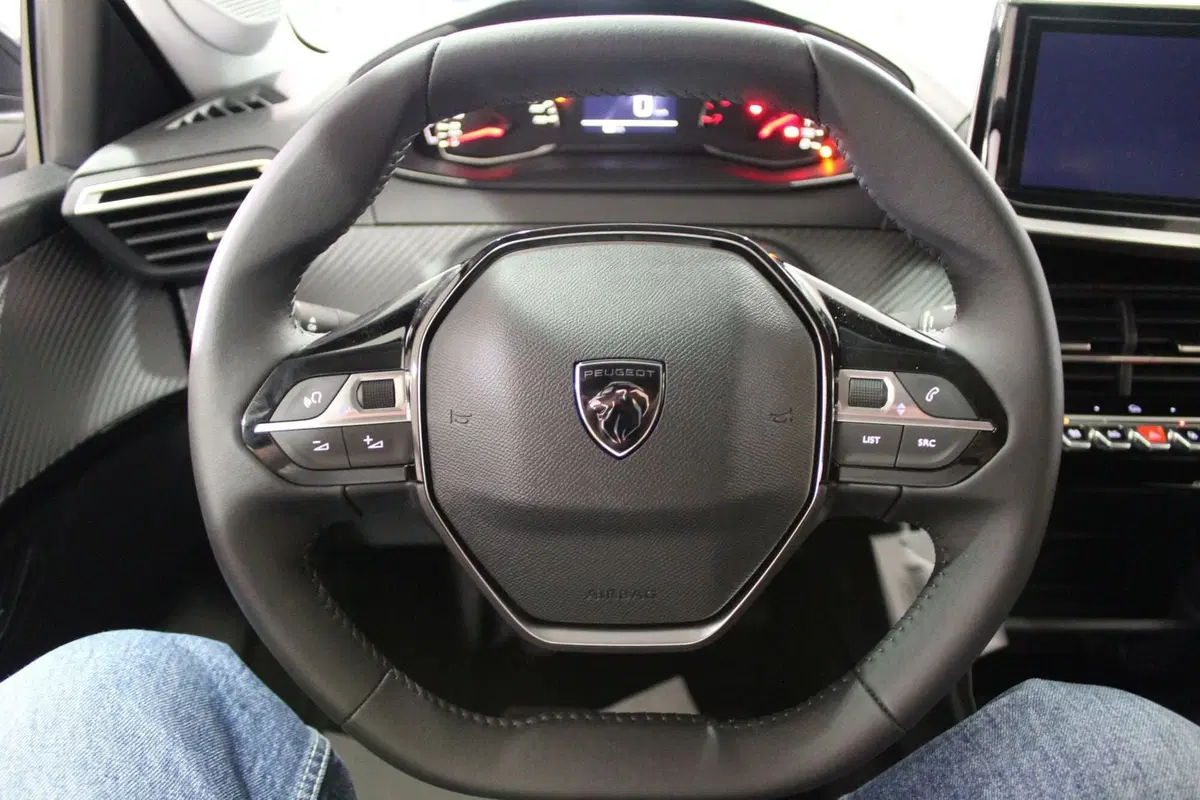 Peugeot 208 nuova a Cremona (10)
