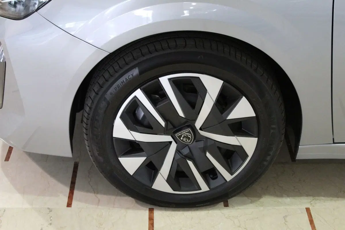 Peugeot 208 nuova a Cremona (7)